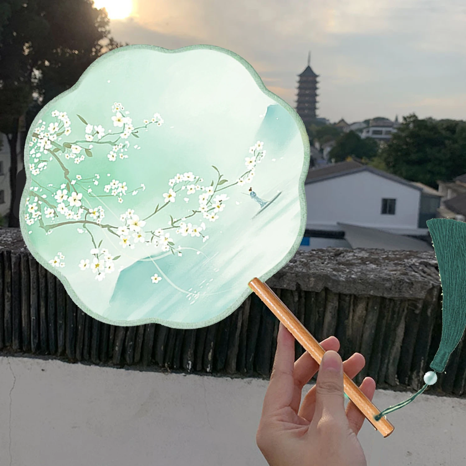 Круглый веер в китайском стиле с восьмилепестковой вышивкой и деревянной ручкой