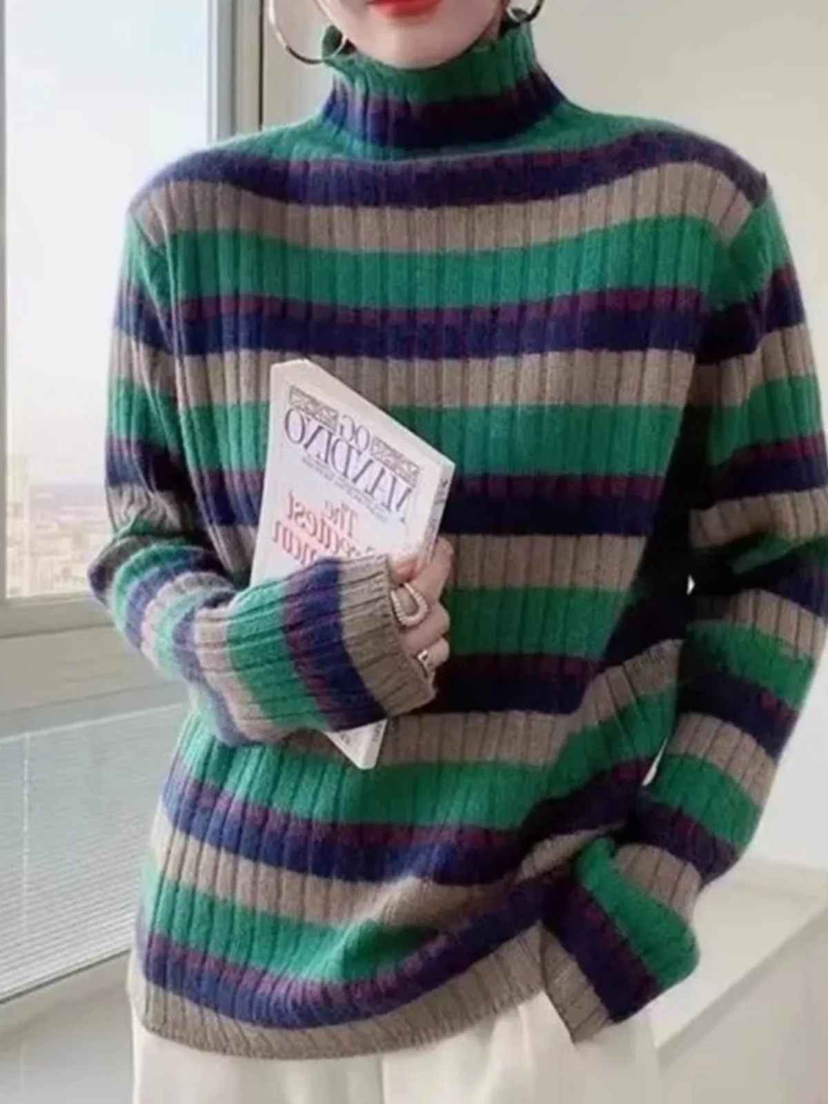 Кашемировый трикотаж с высоким воротником в радужную полоску для женщин зима 2024