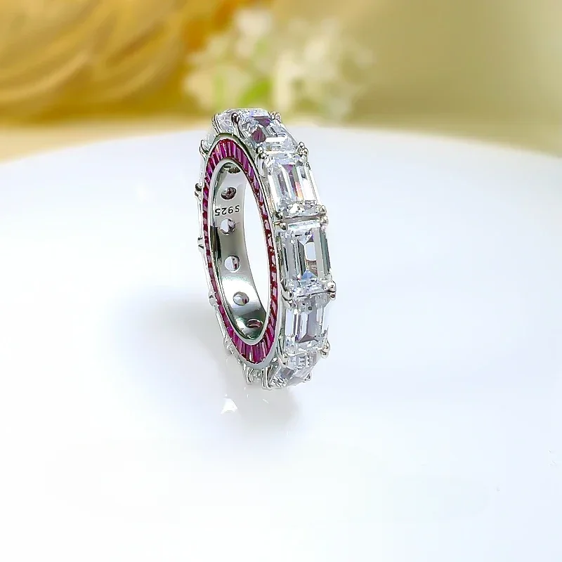 Женское кольцо на указательный палец с инкрустацией из высокоуглеродистого