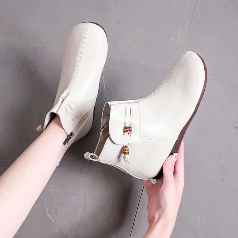 

2023 Autumn and Winter New Mother's Shoes Soft Sole Soft Face Retro Flat Bottom Short Boots Wide Head Fashion Single Boot Women