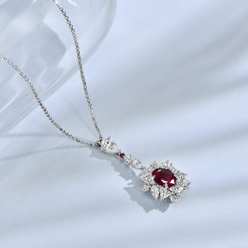 Серебряное ожерелье с бриллиантами в форме яйца