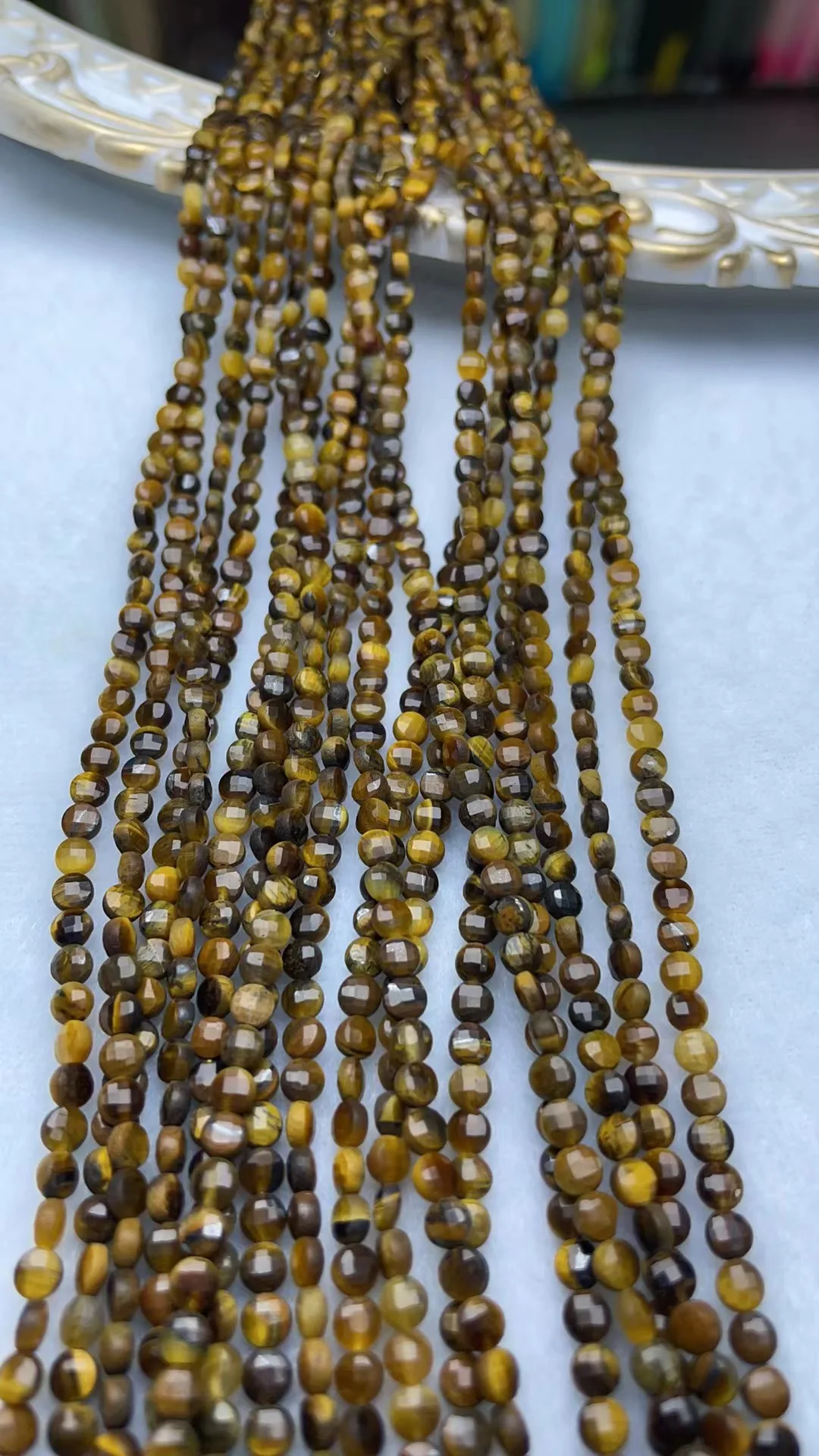 Натуральный тигровый глаз 4 мм сплюснутый вырез. Длина: 39 см.