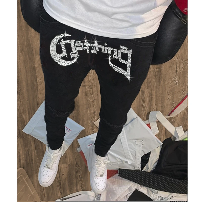 

Новинка, Мужская одежда, черные эластичные рваные джинсы Y2k, обтягивающие уличные брюки с надписью, модные мужские джинсовые брюки-карандаш