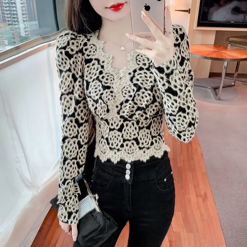 Женская рубашка на весну и осень в модном стиле сочетающемся с топом длинным