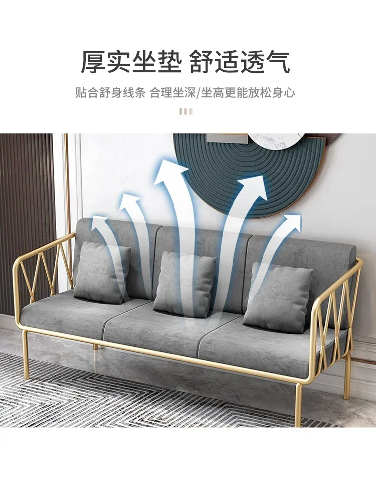 Простой современный диван из кованого железа для отдыха магазин одежды зона