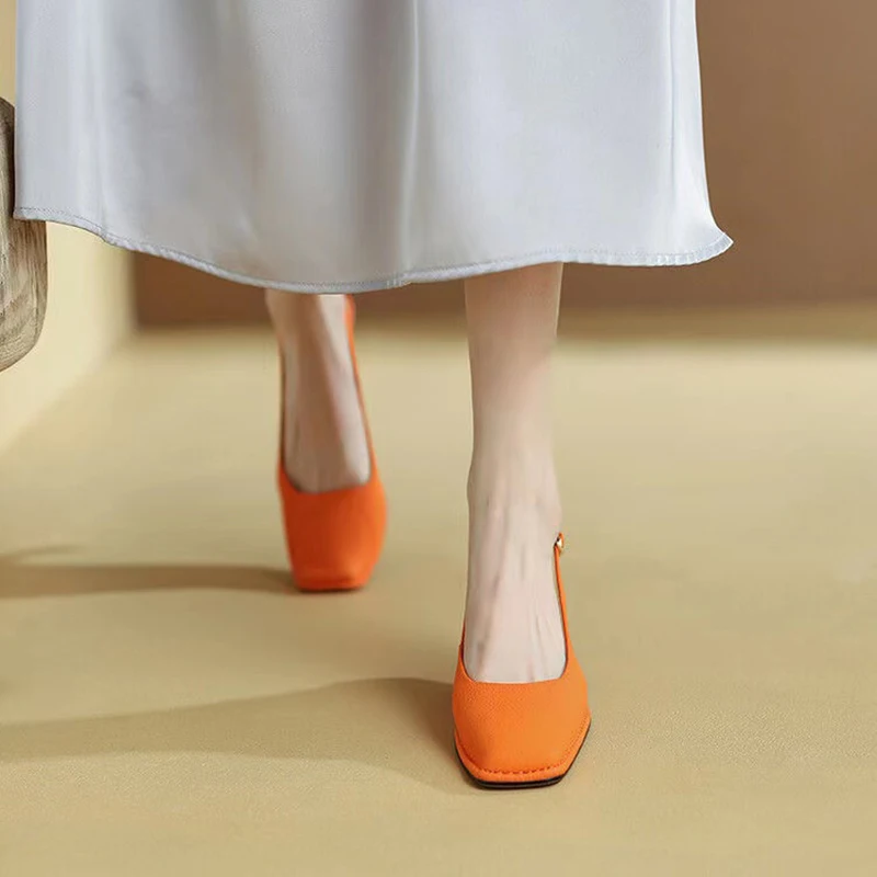 Женские босоножки на блочном каблуке бежевые с ремешком и пряжкой в стиле Мэри