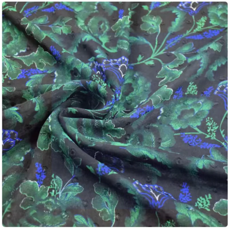 Китайская прозрачная ткань с черным низом и изумрудно-зеленым цветочным принтом