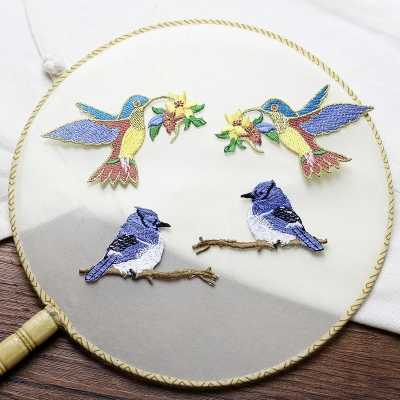 

Hummingbird Patches Exquisite Embroidered for Clothing Sew/Iron on Clothes Stripes Badge Birds Appliques Stickers Motif