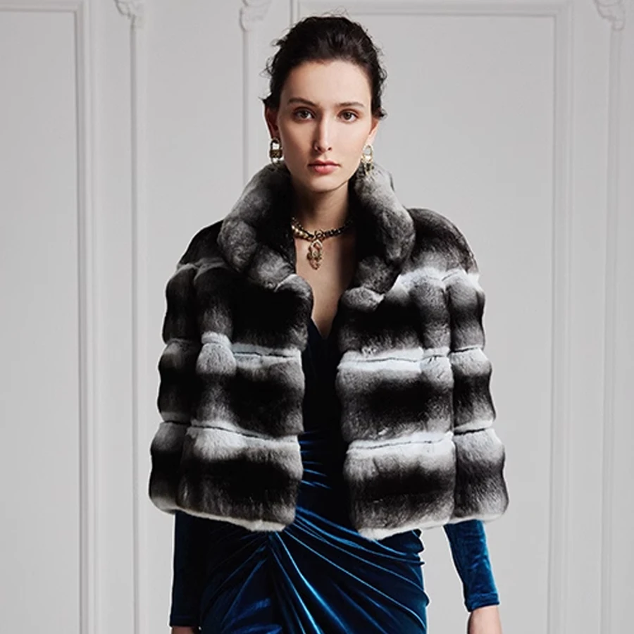 

Женская короткая шуба из шиншиллового меха с воротником-стойкой