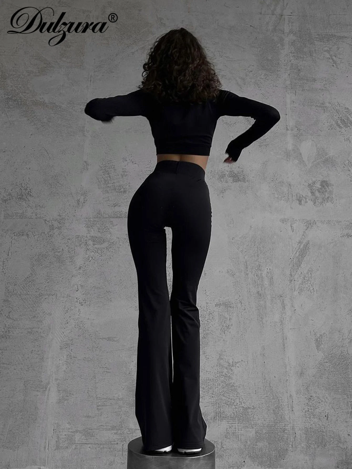 Спортивный комплект из двух предметов Dulzura однотонный короткий топ на молнии с