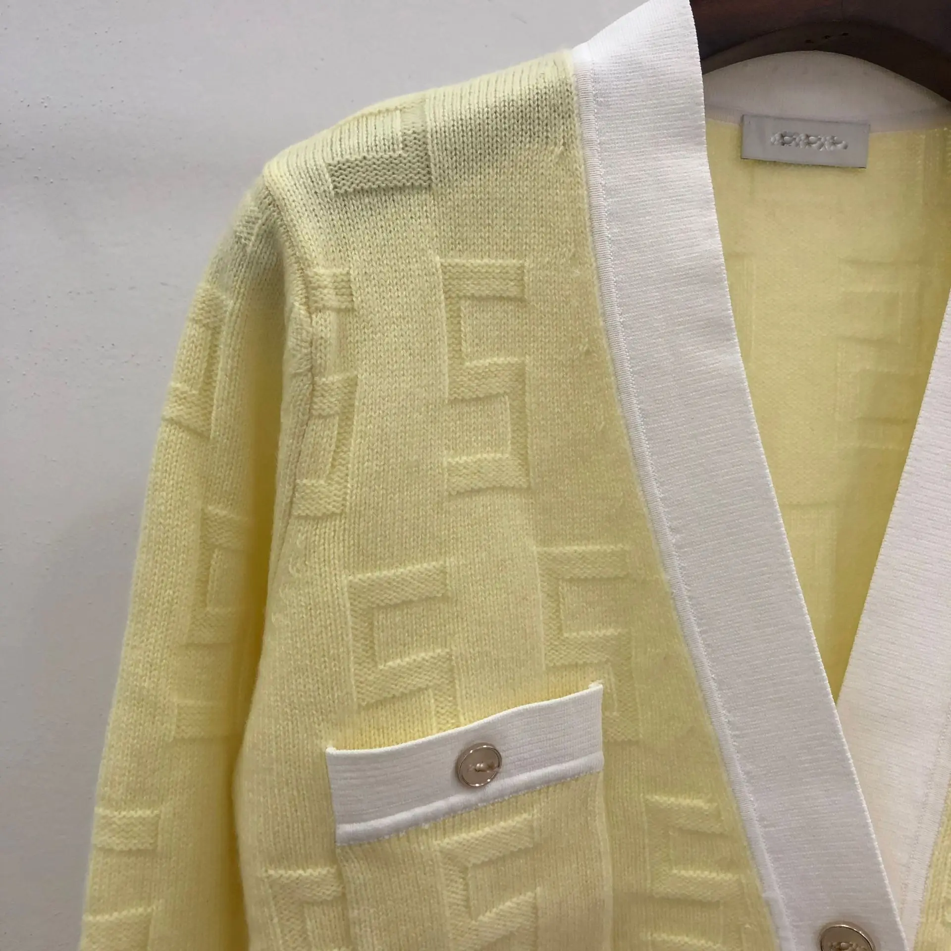 

Женский жаккардовый кардиган с V-образным вырезом и объемными буквами