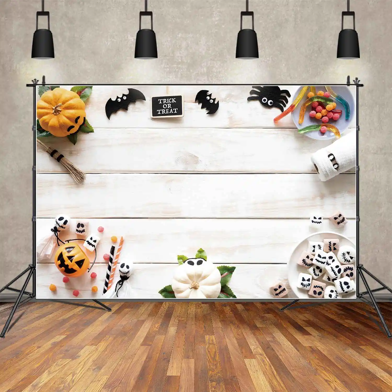 

Фон MOON.QG для детской фотосъемки с изображением тыквы, конфет, десертов на Хэллоуин, белая деревянная стена