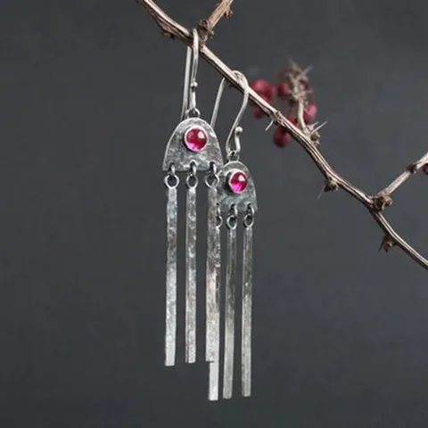 Серебряные серьги-капельки NovoPublic с красным камнем