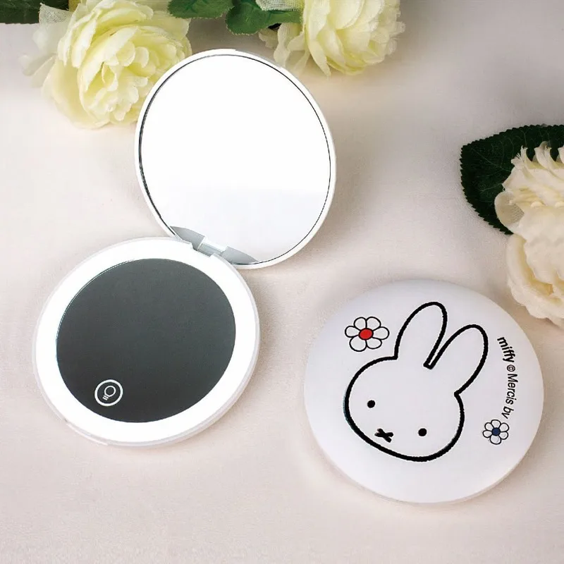 Фото Светодиодное зеркало для макияжа Anime Miffy, круглое HD-зеркало премиум-класса с автоматической подсветкой, мягким освещением, регулируемой яркостью, компактное, портативное, для путешествий №1