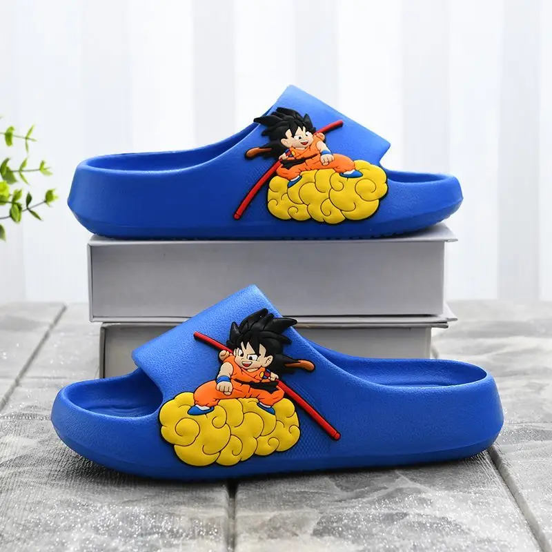 Фото Тапочки Dragon Ball, милые и модные, с мультяшным дизайном, креативные, для дома, с мягкой подошвой, нескользящие, сандалии для мальчиков, подарок на день рождения для друзей. №3