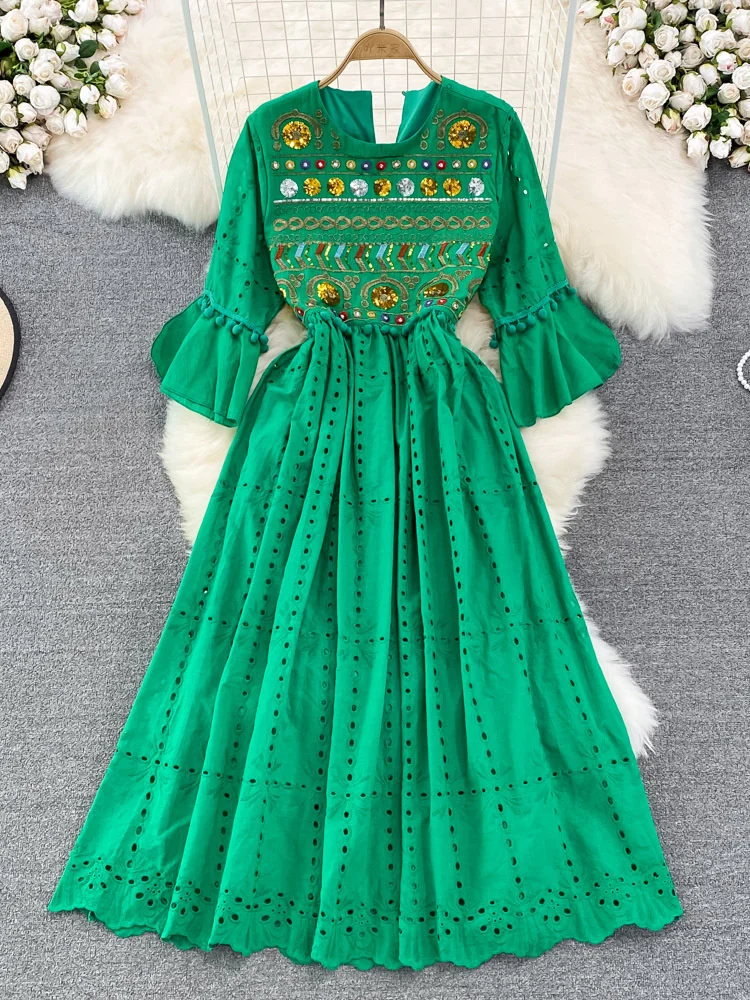 

Женское платье с вышивкой, круглым вырезом и расклешенными рукавами