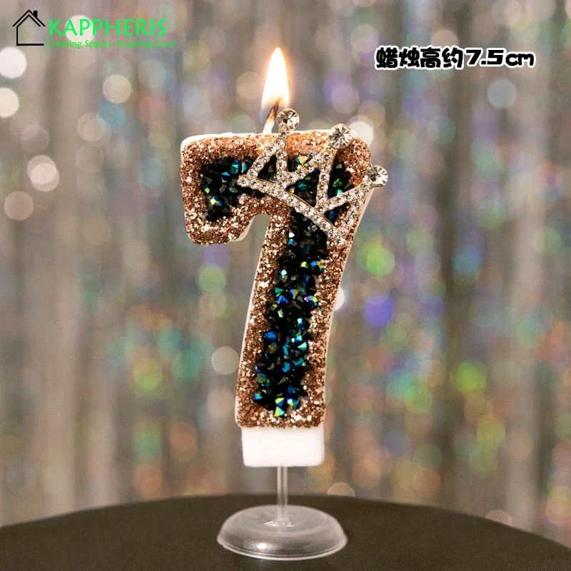 

Черные золотые свечи на первый день рождения с короной