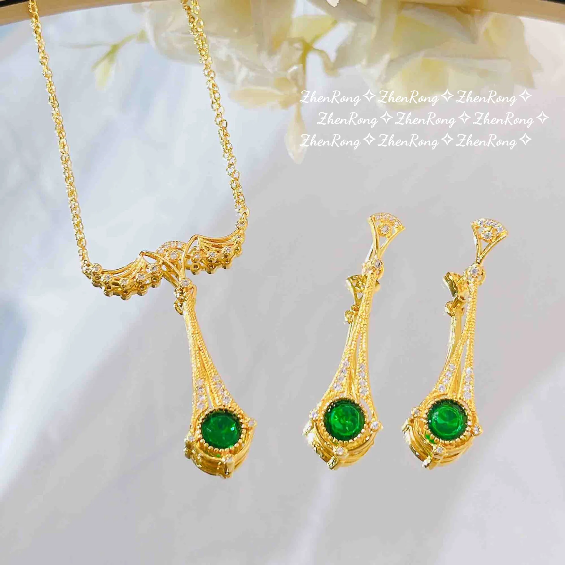 

French Vintage Light Luxury High Cold Jelly Bean Necklace High Sense Of Chic Angel Wings Set Emerald Color Treasure Earrings