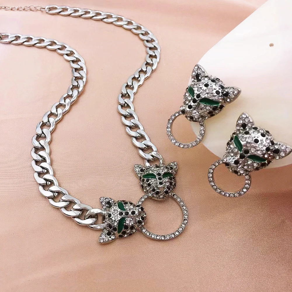 Женское ожерелье с леопардовым рисунком