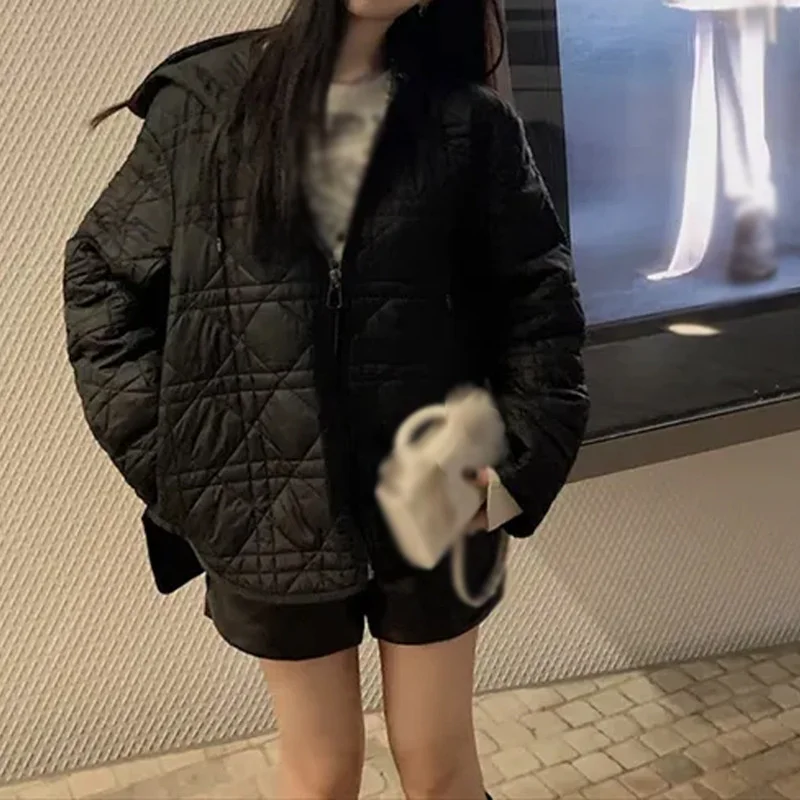 

Новинка Зима 2023, Повседневная хлопковая одежда в клетку, тонкая и тонкая хлопковая одежда в клетку с капюшоном и силуэтом черепахи на спине, пальто в клетку со стразами