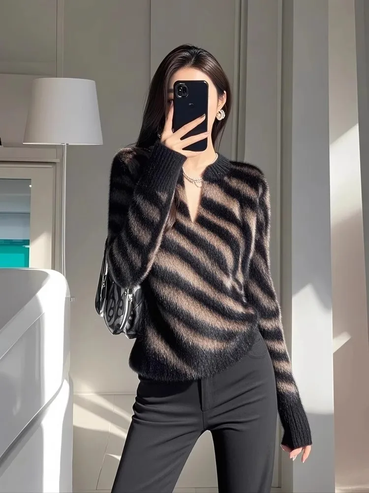 Корейская серия Lazy High Sense Кофейный цвет Полосатый вязаный свитер с v-образным