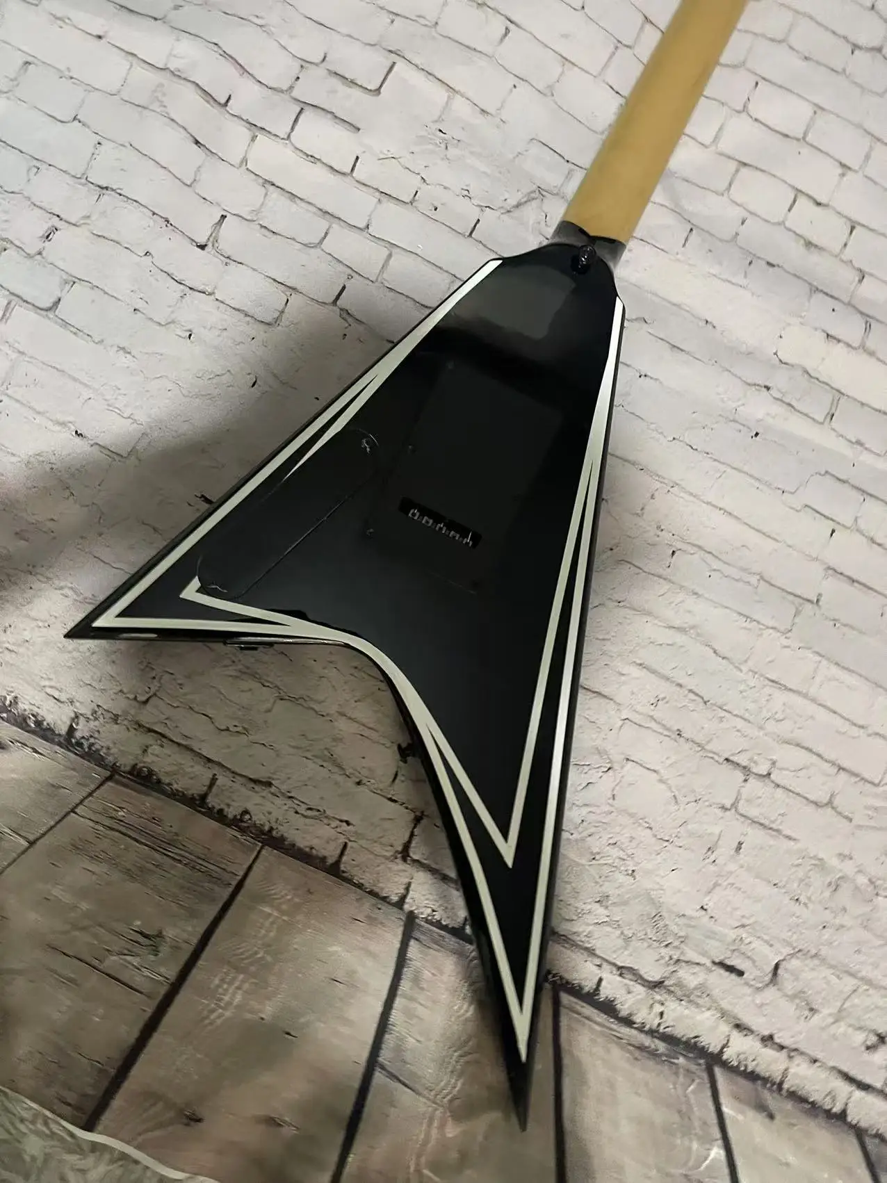 Электрогитара 6-канальная электрогитара в стиле Alien черный корпус с белыми