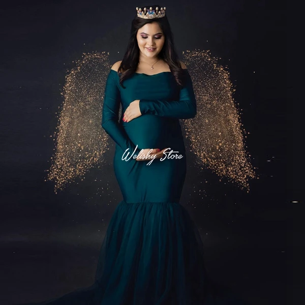 Темно-зеленое платье с открытыми плечами и юбкой-годе