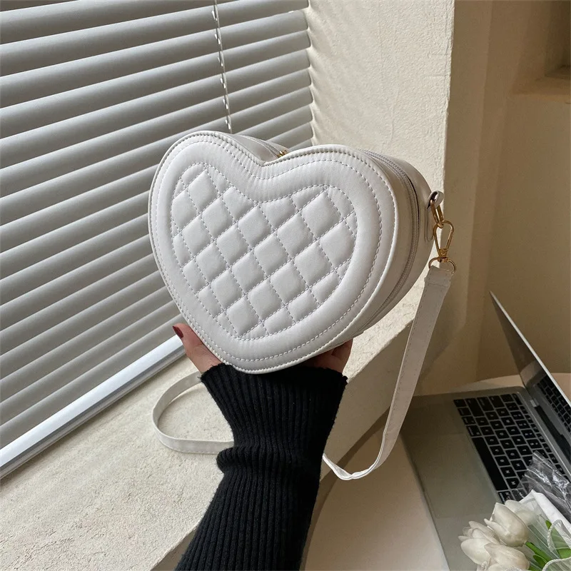 

Lingge Embroidered Small Bag Female 2022 Summer New Fashion Chain Messenger Bag Simple Casual Heart-shaped Bag Womens Bag