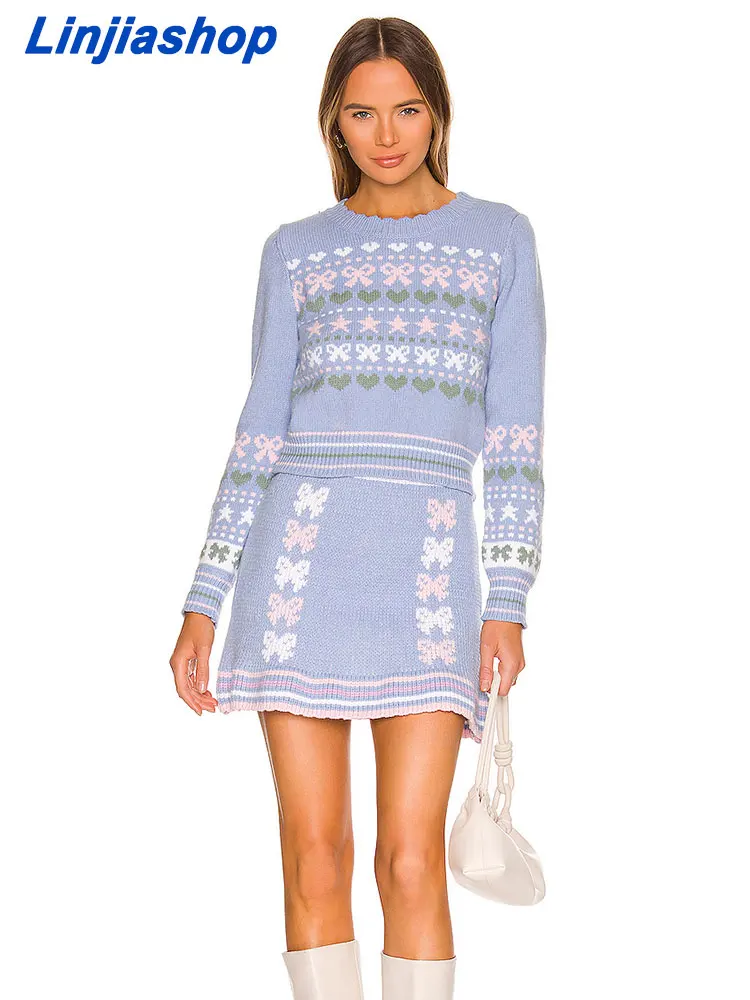 

Женский трикотажный свитер в горошек с цветочной вышивкой