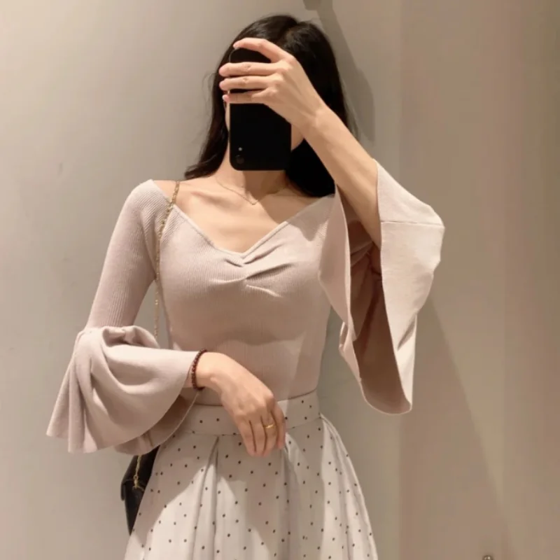 

Женский трикотажный свитер с V-образным вырезом и открытыми плечами