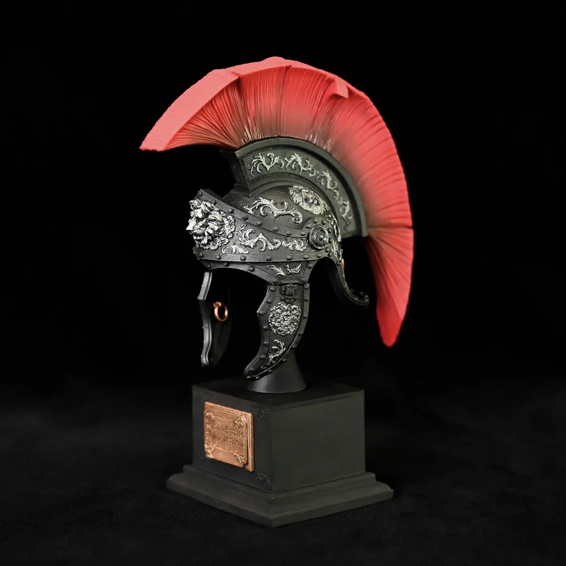 

Миниатюрный римский шлем из канифоли