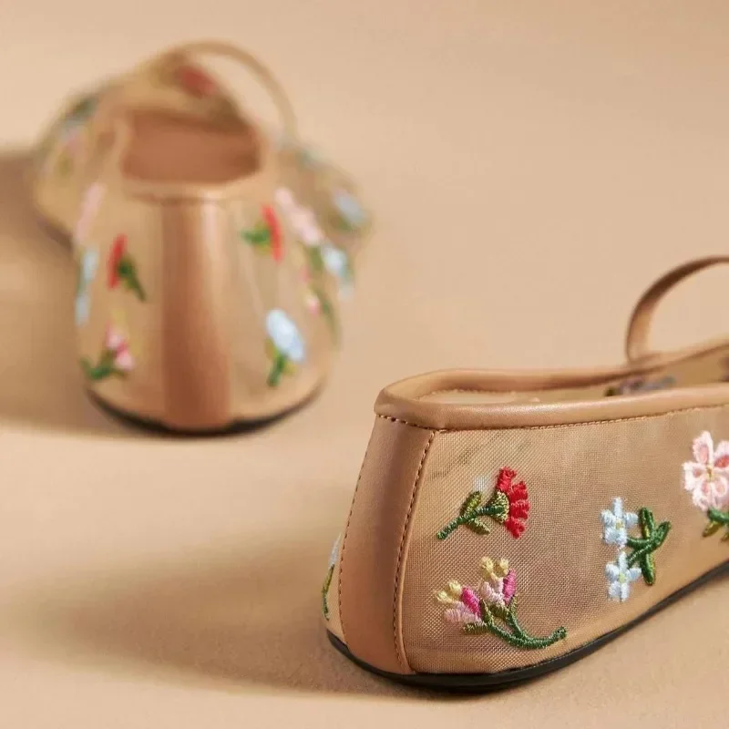 Новые балетки на плоской подошве с круглым носком вырезами и цветочной вышивкой