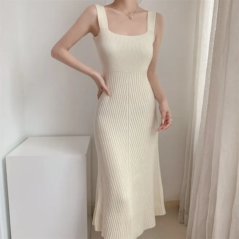 Женское трикотажное платье-майка средней длины облегающее платье без рукавов с