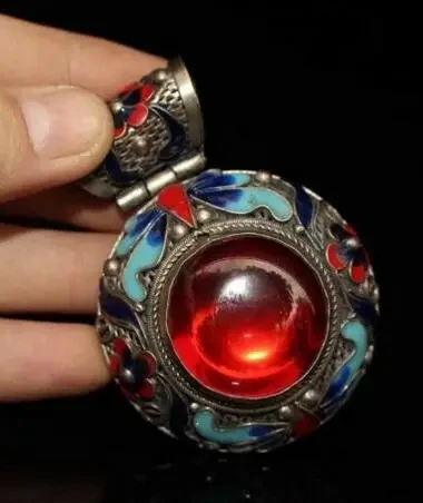 

Старинная подвеска из меди с цирконием