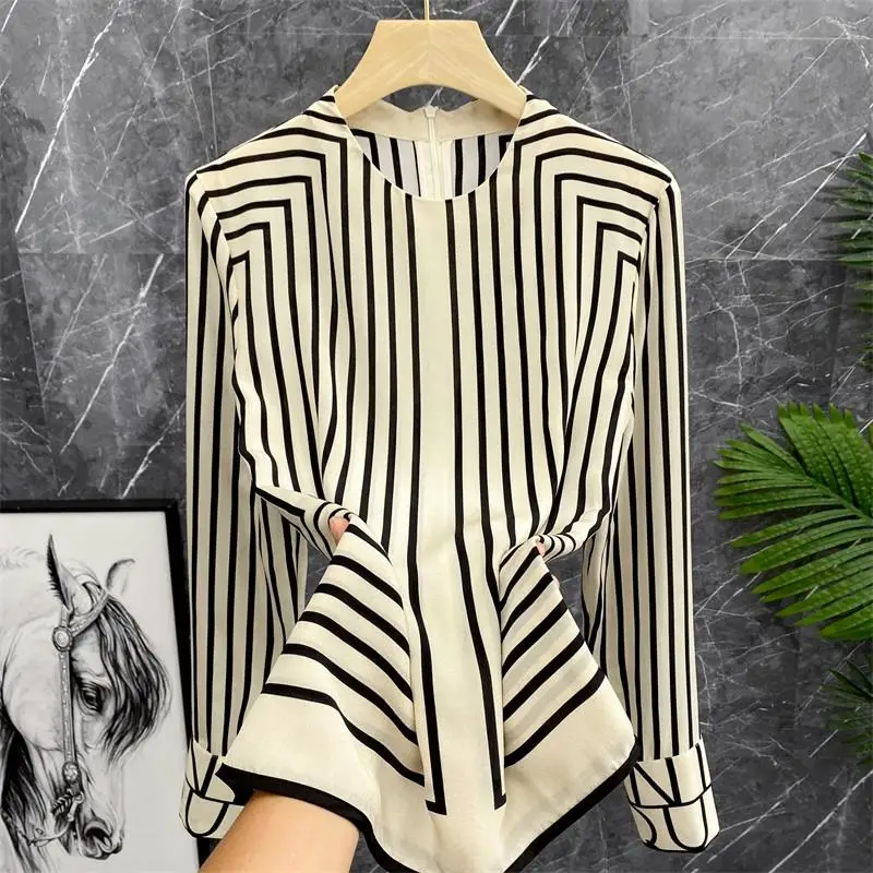 

Женская рубашка с длинным рукавом и геометрическим принтом