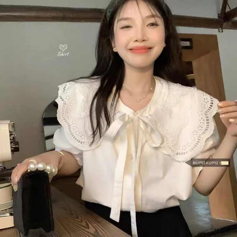 Kimotimo Белая рубашка женская с воротником Питера Пэна полым крючком и цветком на