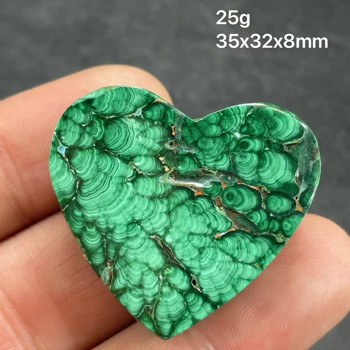 Натуральный малахит красивое украшение в виде сердца. Аксессуары для дома.