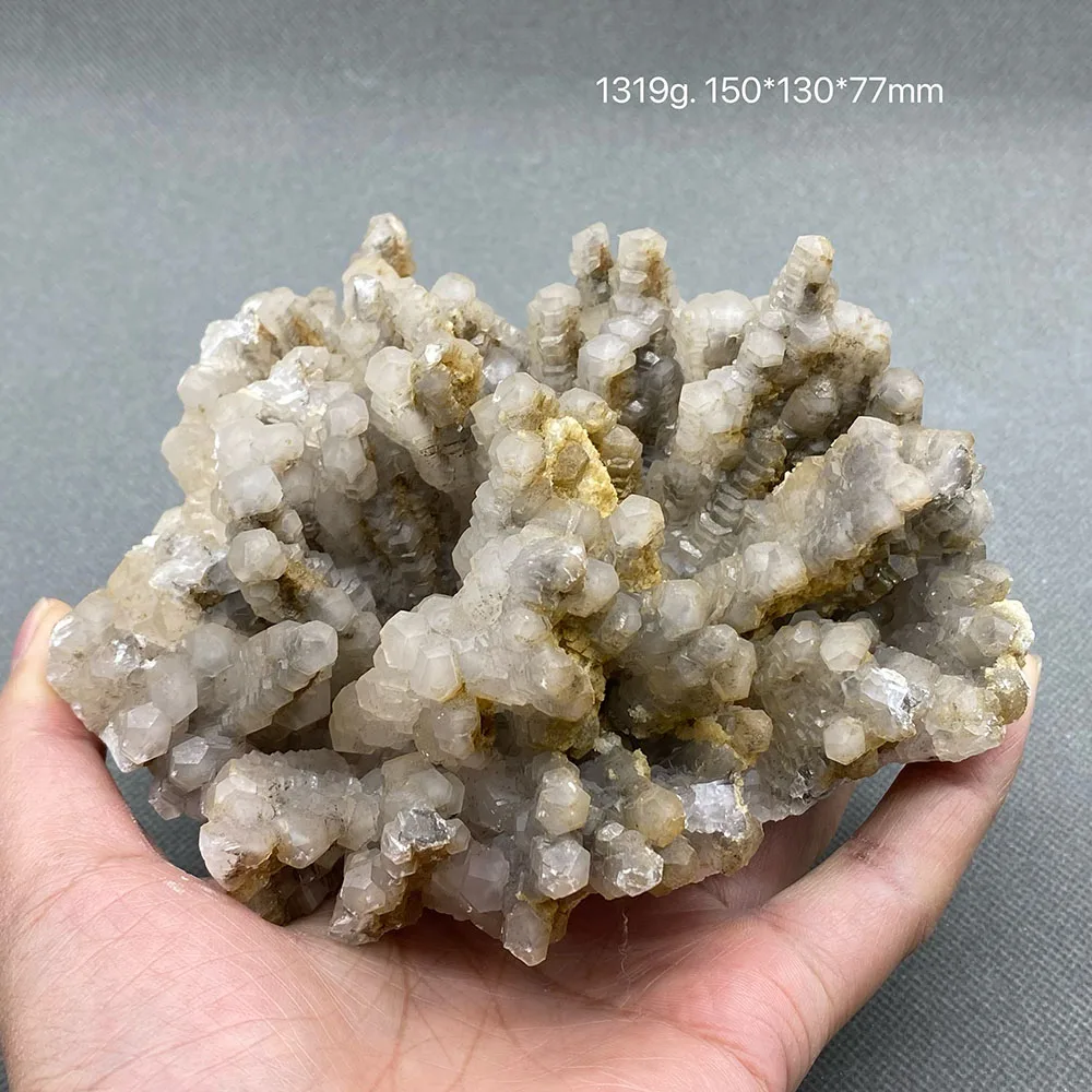 100% натуральный кальцит в форме башни (с флуоресценцией) черный образец