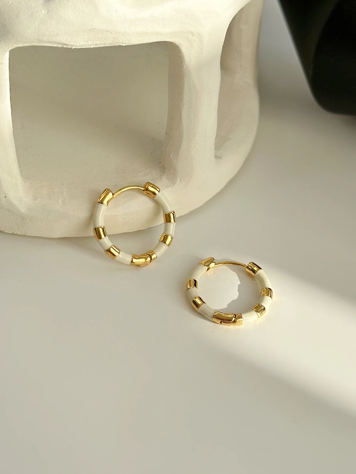 [Новинка осени и зимы] Простые элегантные серьги C-образной формы с глазурью