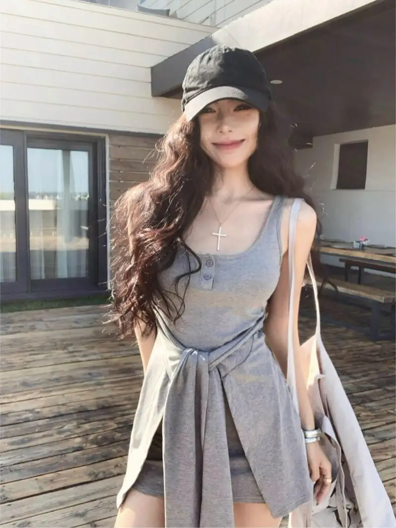 Женское облегающее платье на бретельках серое обтягивающее короткое