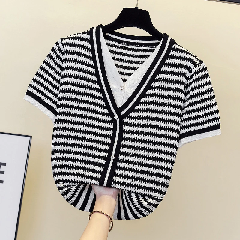 Женская футболка в полоску с V-образным вырезом и коротким рукавом