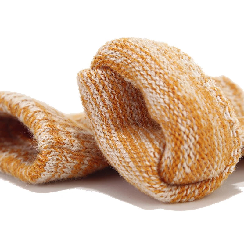 Рисунок 6 - детские вязаные шапки и перчатки