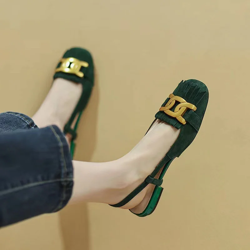 

Женские босоножки в стиле ретро, сандалии на плоской подошве с металлической пряжкой, бахромой и закрытым носком, модные туфли с открытым каблуком, лето 2023
