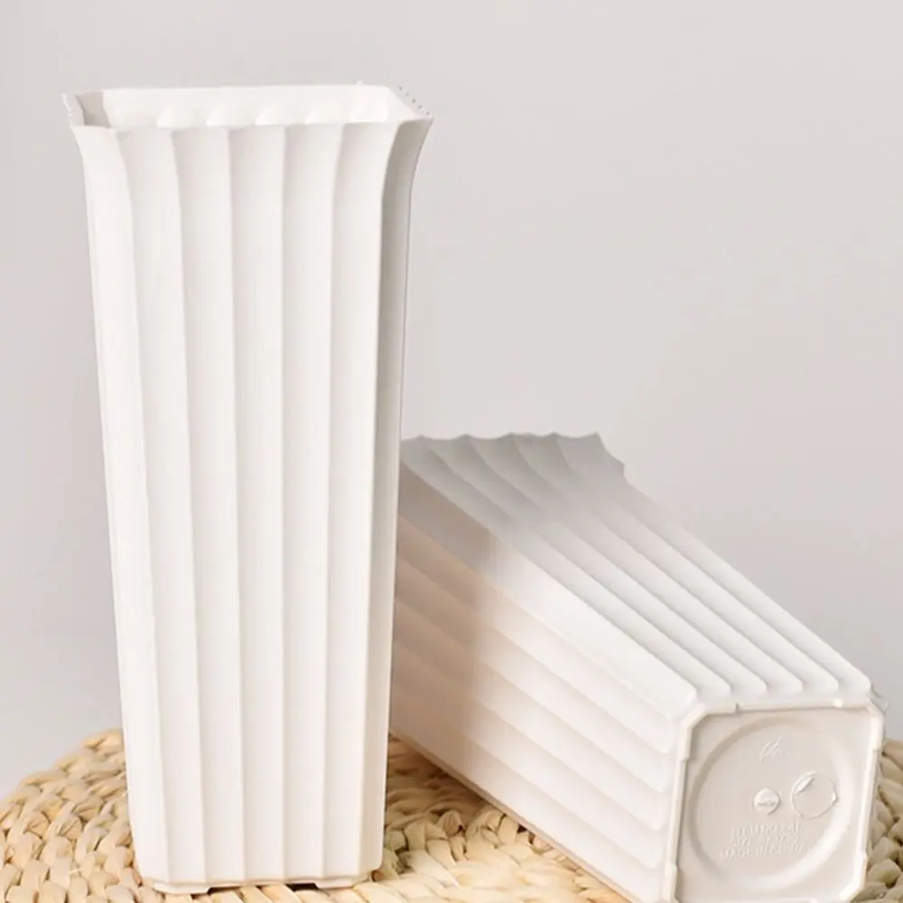 Черная белая пластиковая ваза