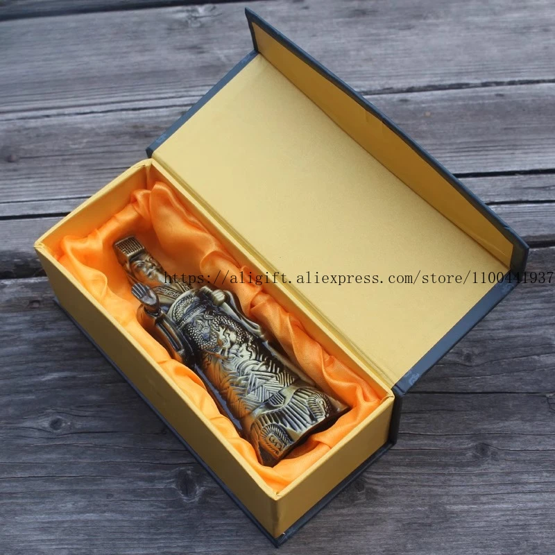 

Металлическая статуя императора Цинь Ши Хуан