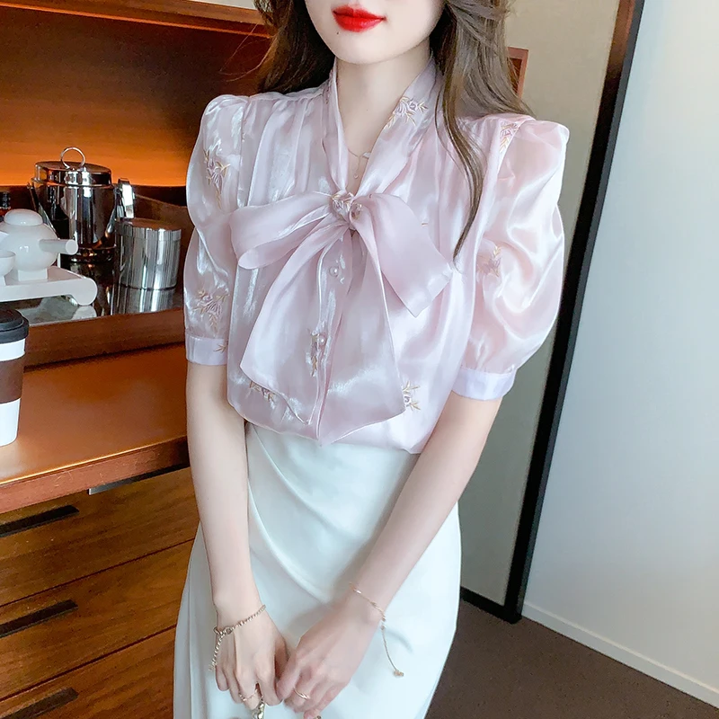 Женская блузка с коротким рукавом и воротником-бантом модель J740