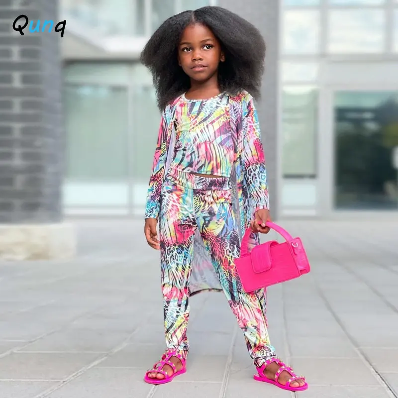 

Qunq 2022 осенний Новый жилет с принтом для девочек короткий топ + брюки и Кардиган с длинным рукавом пальто комплект из 3 предметов Повседневный...