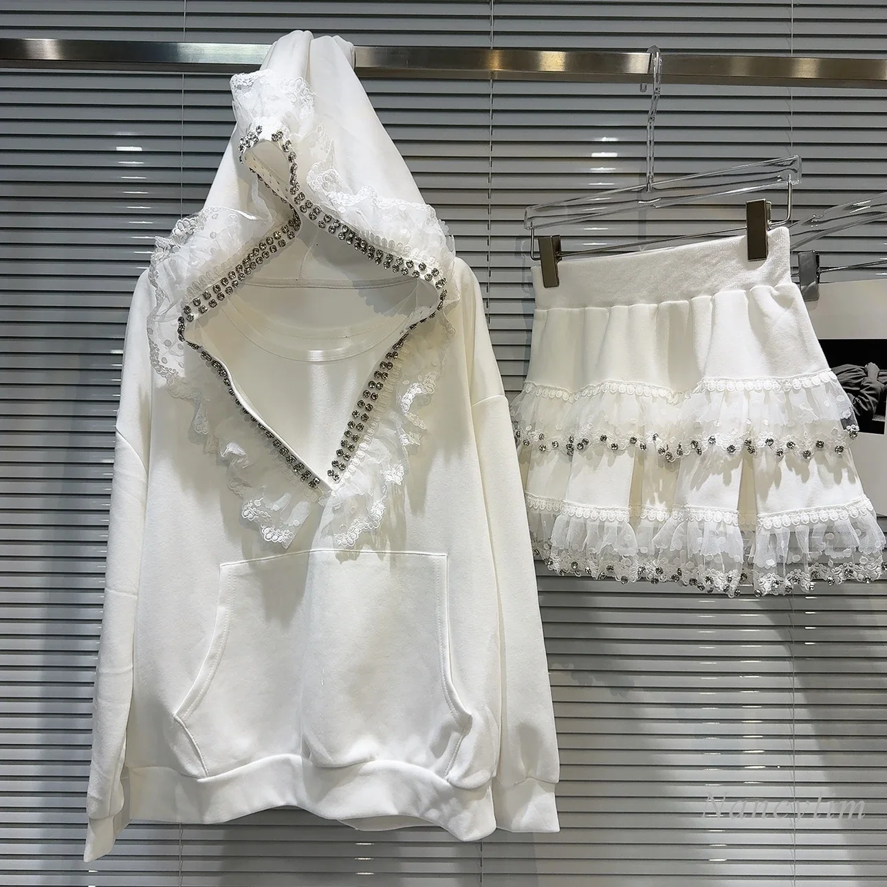 Женский комплект одежды из двух предметов свитшот с капюшоном и кружевной