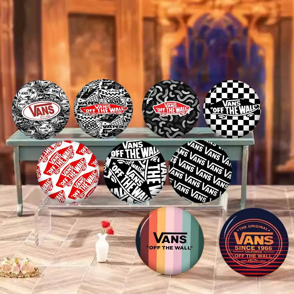 Фото Классические значки-пуговицы с логотипом V-VanS, креативные броши с надписями, украшения для рюкзаков и одежды, модные мультяшные украшения, подарки. №2