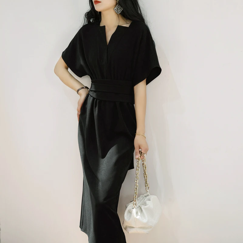 Женское длинное платье с разрезом черное облегающее в стиле ретро